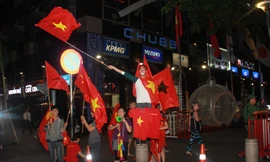 Phố đi bộ Nguyễn Huệ ngập sắc đỏ cổ vũ tuyển Việt Nam