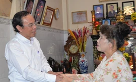 Bí thư TPHCM Nguyễn Văn Nên thăm hỏi, tri ân gia đình nhân viên y tế mất trong đại dịch COVID-19