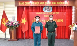 Kết nạp Đảng chiến sỹ dân quân tích cực chống dịch sau khi điều trị khỏi COVID-19 