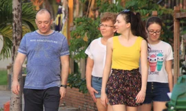 Khách quốc tế không mang khẩu trang tản bộ, tắm biển ở Nũi Né mùa dịch Covid-19