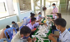 Tuổi trẻ BVĐK Bình Thuận làm kính bảo hộ tặng y bác sỹ chống dịch 