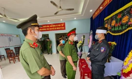 Thiếu tá cảnh sát cơ động bái biệt mẹ từ nơi làm nhiệm vụ 