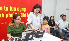 Hình ảnh người dân đi metro, làm tài khoản định danh ngay tại ga ngầm Bến Thành 