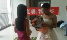 Nam sinh mặc váy cầu hôn bạn gái