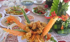 Tôm phi tiễn tạo hình chim Phụng . Ảnh: Thanh Tùng