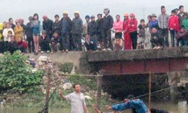 Hai chị em rơi xuống cầu chết đuối