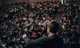 Làm chủ kỹ năng thuyết trình với Public Speaking: Lo âu giúp bạn nói tốt hơn