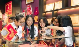 Tết thầy cô 20/11: Rộn ràng văn nghệ lẫn thể thao, có cả mừng sinh nhật "trăm tuổi"