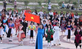 Rộn ràng chào mừng đại lễ 30/4: Non sông liền một dải, Gen Z chào tương lai