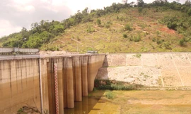 Sông Hồng khô kiệt vì thiếu nước	Ảnh: Thanh Thúy