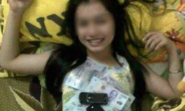 'Hot girl' hết khoe thân đến... khoe của