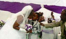 Cụ bà 61 'kết hôn' với cậu bé 8 tuổi