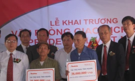 Lãnh đạo Cty Prudential VN và báo Tiền Phong trao tiền tài trợ xây nhà tình nghĩa cho thương binh Hứa Minh Thuận và Lê Thành Trung