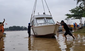 Chiếc ca nô thứ 2 Tập đoàn TNG phối hợp với báo Tiền Phong trao tặng được hạ thủy trên sông Hương qua TP Huế sáng 22/10.