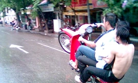 Kẹp ba, đánh võng, đâm cảnh sát trọng thương