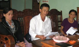 Chiếm sổ đỏ, ép chị trả nợ thay em