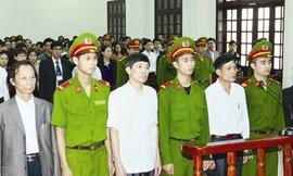 Các bị cáo tại tòa sáng 8/4