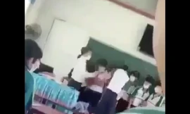 Thầy giáo tát học trò, cô thả vở nam sinh xuống đất