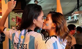 Hoa hậu Hòa bình hôn bạn gái đồng giới mừng Argentina vô địch