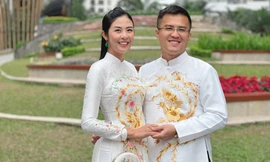 Hoa hậu Ngọc Hân và hôn phu mặc áo dài đôi, tình tứ du Xuân trong ngày đầu năm mới