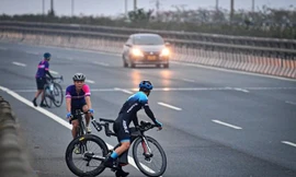 Nháo nhào vác xe đạp bỏ chạy khi bị phát hiện đi vào làn đường 80km/h