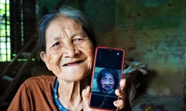 Cụ bà U80 ở Quảng Nam đi 'hóng chuyện', bất ngờ được mời đóng phim