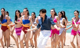 Dàn thí sinh Miss World Vietnam 2022 khoe dáng nóng bỏng với bikini bên nam ca sĩ Isaac