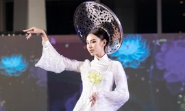 Dàn hoa hậu làm vedette trên sàn diễn ở Thái Lan 