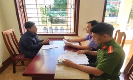 Hiệu trưởng bị ép quỳ tự nhận hình thức xử lý vì nêu tên học sinh trước cờ