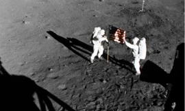 Số phận kỳ lạ của túi bụi Mặt Trăng tàu Apollo 11 mang về
