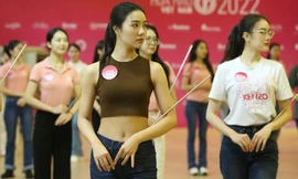 Thí sinh Hoa hậu Việt Nam khoe eo thon trên sàn tập