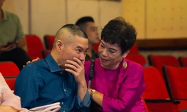 NSND Công Lý bật khóc khi gặp lại đồng nghiệp trong ngày giỗ tổ nghề sân khấu 