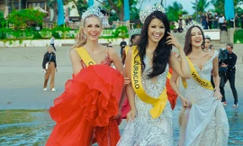 Thí sinh Hoa hậu Hòa bình mặc váy dạ hội xuống biển 