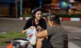 Hoa hậu Đỗ Thị Hà đi xe máy, tặng quà cho người vô gia cư thủ đô trong đêm khuya