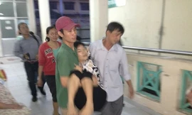 Bé gái chết thảm, mẹ đột quỵ, người thân vây bệnh viện