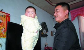 Bé 4 tháng tuổi 'diễn xiếc' trên tay bố