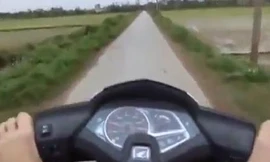 Clip ‘quái xế’ vừa lái xe bằng chân, vừa dùng điện thoại quay