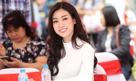 Hoa hậu Đỗ Mỹ Linh rạng rỡ xuống đường cổ vũ các cua-rơ.