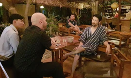 Johnny Trí Nguyễn gầy gò, già nua khi gặp võ sư Flores