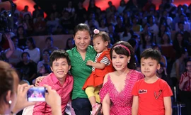 Nghệ sĩHoài Linh, Việt Hương chụp hỉnh kỷ niệm cùng vợ và các con của VĐV Lê Văn Công. Ảnh: Lê Nhân.