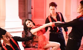 Hoa hậu Janny Thủy Trần nóng bỏng trong ‘Mộng xuân’