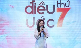 Ca sĩ Phi Nhung vừa khóc vừa chia sẻ mong muốn chương trình "Điều ước thứ 7" giúp cô thực hiện ước mơ cho cha dượng bị ung thư được gặp lại người con qua Mỹ 10 năm không về.