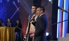 MC Lại Văn Sâm bên cạnh K’Brơi.