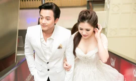 Mai Tài Phến và Hương Tràm vẫn tình tứ tái ngộ đi ra mắt phim "Em gái mưa" sau khi xác nhận chia tay.