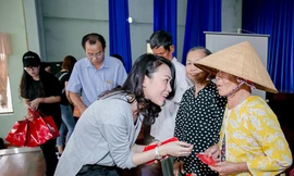 Những ‘bông hồng’ showbiz Việt tích cực đóng góp cho cộng đồng