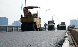 Cận cảnh 'đại công trường' sửa chữa mặt cầu Thăng Long trước ngày thông xe