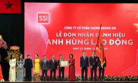 Phó Chủ tịch nước Đặng Thị Ngọc Thịnh (áo đỏ, thứ tư từ phải qua) trao danh hiệu Anh hùng Lao động thời kỳ đổi mới cho SSI