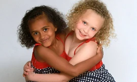 Kì lạ hai bé gái sinh đôi khác màu da