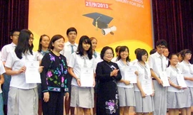 Trao hàng chục ngàn suất học bổng cho học sinh, sinh viên nghèo