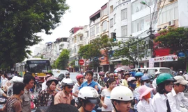 Thay đổi giờ học, giờ làm hy vọng cải thiện được bức tranh giao thông Hà Nội hiện nay. Ảnh: Trọng Đảng